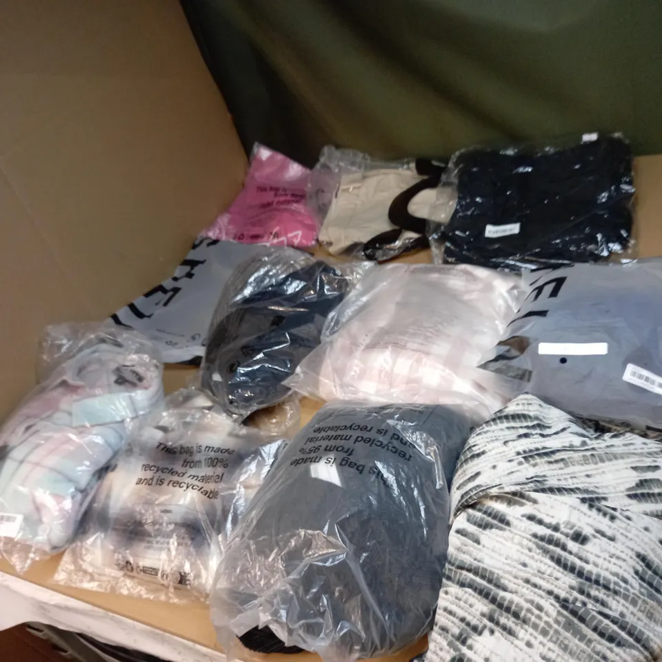 LOT OF APPROX 20 ASSORTED CLOTHING ITEMS VARYING IN SIZE/COLOUR/STYLE TO INCLUDE: TROUSERS, TOPS, JUMPERS