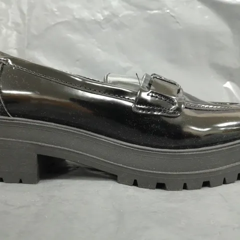 BOXED RIVER ISLAND SHOES IN GLOSSY BLACK SIZE 5