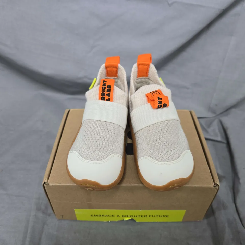 BOXED PAIR OF BRIGHTLAND WANDER CHILDRENS SHOES IN SANDSTONE - UK 5