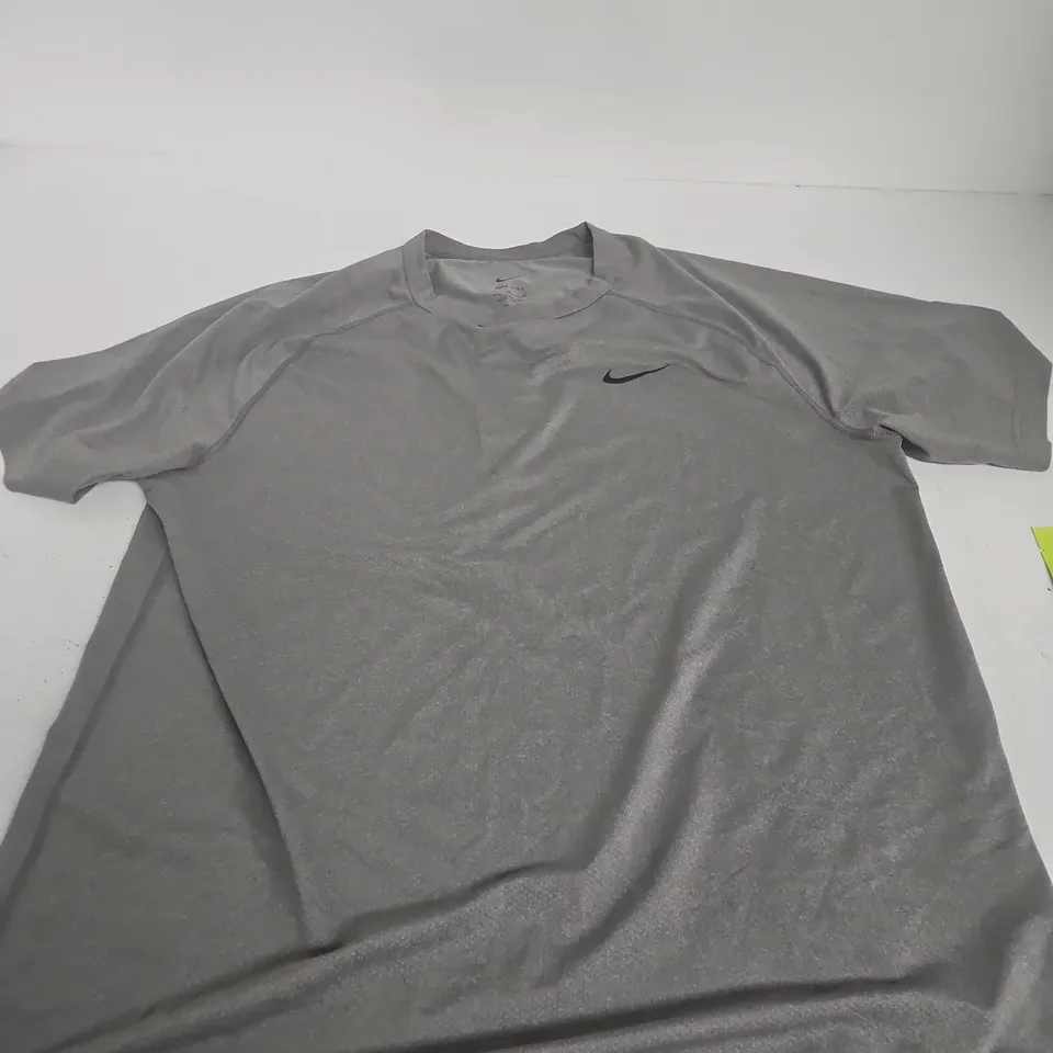 NIKE DRI-FIT T-SHIRT – GREY – MEN'S M