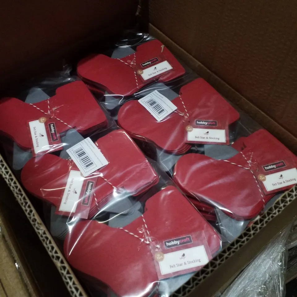 PALLET CONTAINING ASSORTED CHRISTMAS DECORATIONS INCLUDING GINGERBREAD GLASS DISPENSERS, FELT STAR AND STOCKINGS, COOKIE CUTTERS, DIY MINI CROSS STITCH & HANGING MACHE DECORATIONS