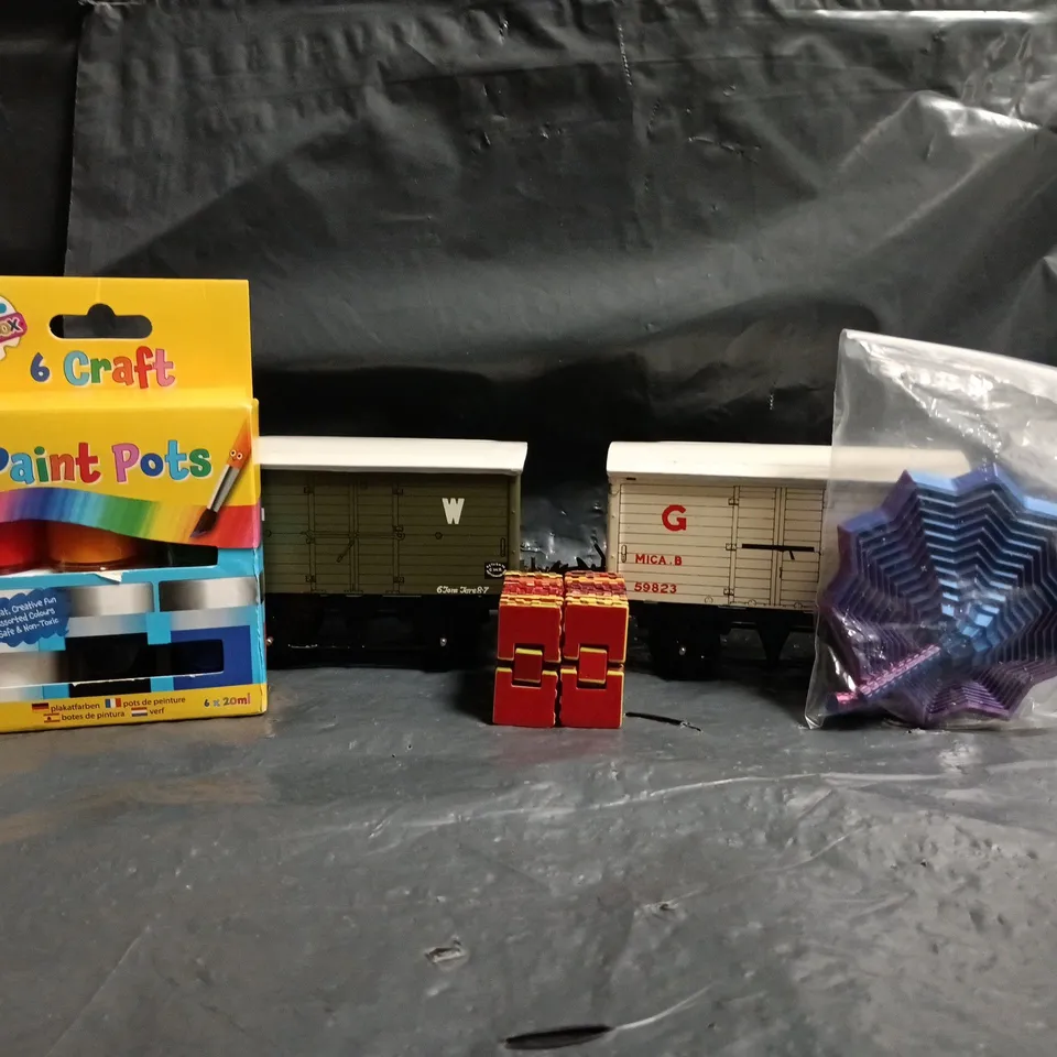 APPROXIMATELY 10 ASSORTED TOYS AND GAMES TO INCLUDE PAINT POTS, METAL TRAIN CARRIAGE, ETC