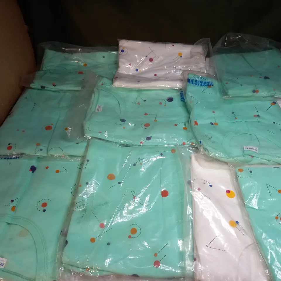 LOT OF APPROX 10 ASSORTED CLOTHING ITEMS IN VARIOUS SIZES