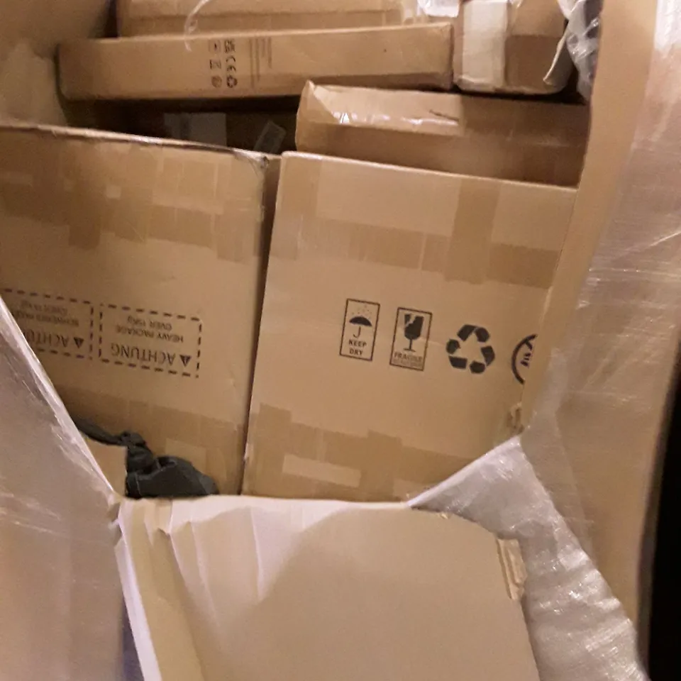 PALLET OF ASSORTED PRODUCTS TO INCLUDE; HOT WHEELS MEGA CAR WASH - CAMPING CHAIR- WATER BOTTLE ECT