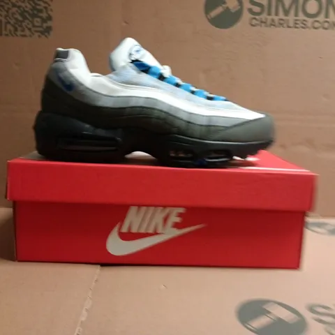 BOXED PAIR OF NIKE AIR MAX TRAINERS IN WHITE/GREY/BLUE SIZE UK 7