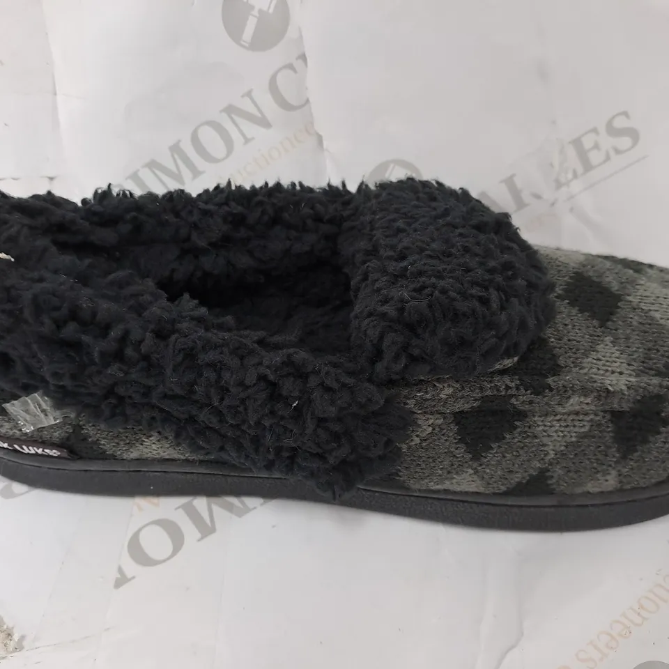 PAIR OF MUK LUKS ANAIS SLIPPERS IN BLACK/DARK GREY - SIZE 8