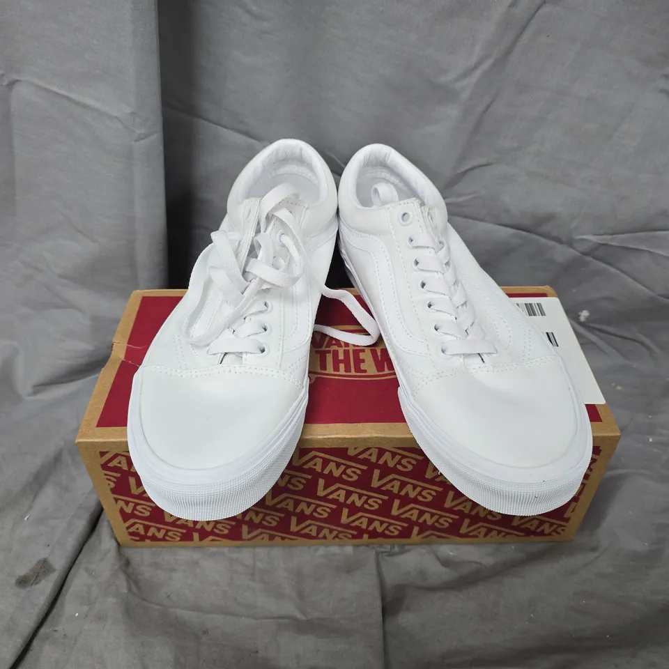 BOXED VANS OLD SKOOL WHITE SNEAKERS - TRUE WHITE, UK 6