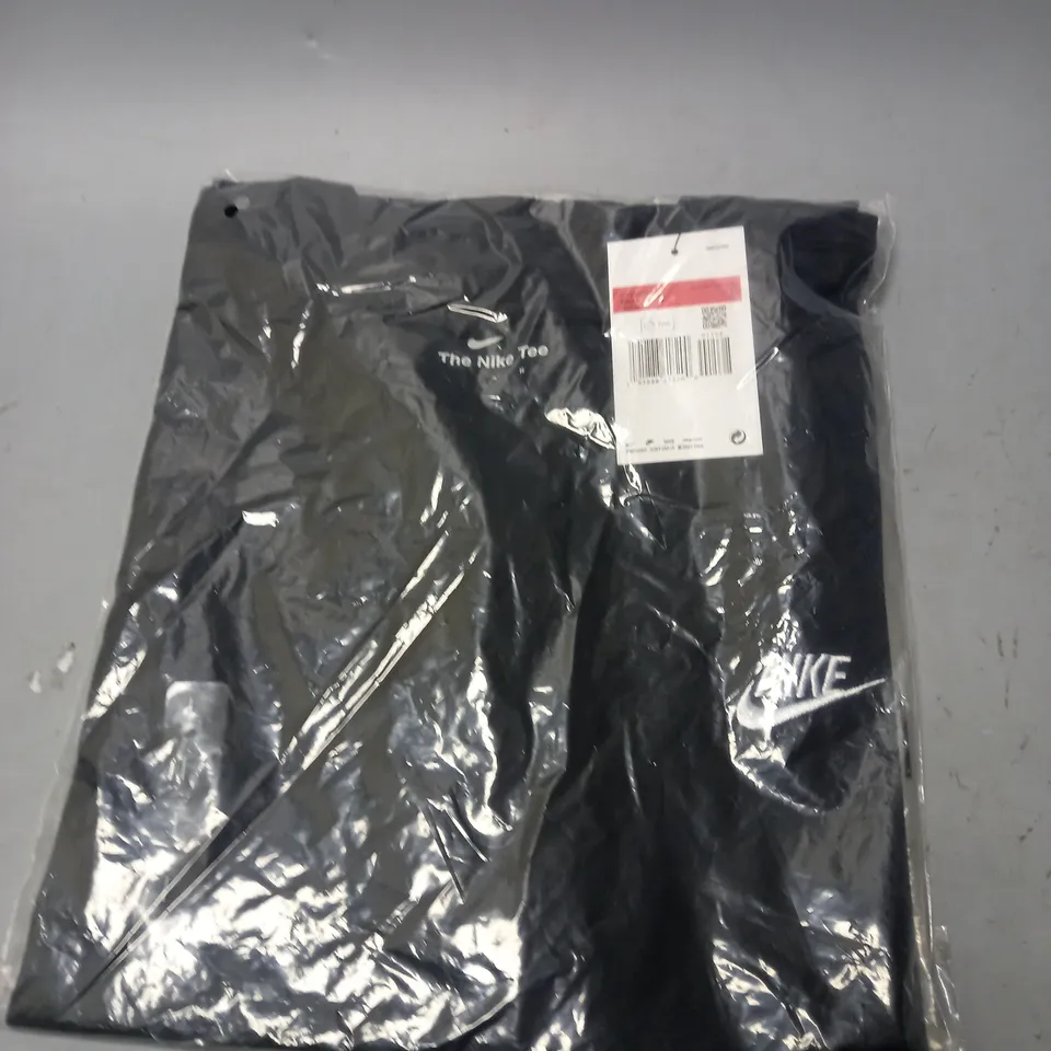 NIKE T-SHIRT IN BLACK - LARGE 