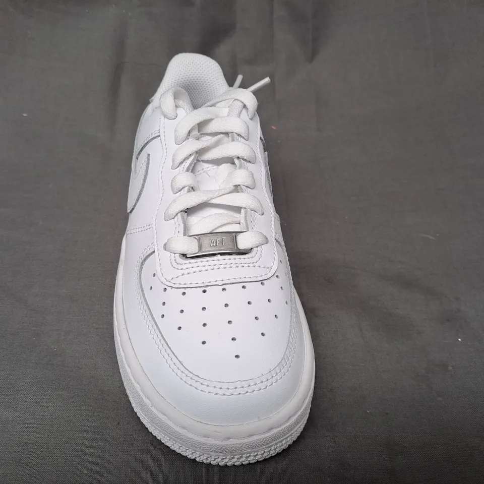 BOXED PAIR OF NIKE AIR FORCE 1 SHOES IN WHITE UK SIZE 3