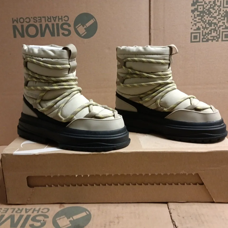 BOXED PAIR OF ZARA BEIGE CHUNKY-SOLE COMBAT BOOTS SIZE EU 31