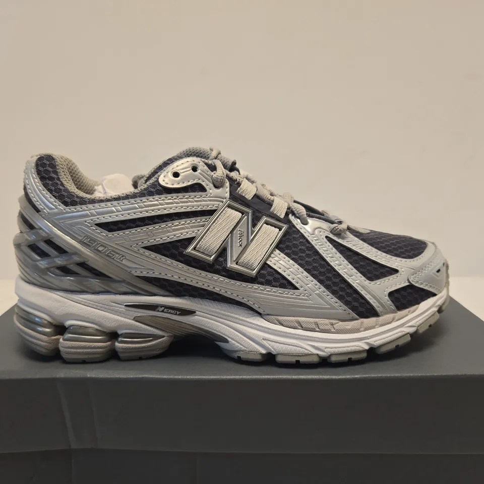 BOXED PAIR OF NEW BALANCE RUNNING SHOES – GREY/ - UK SIZE 5