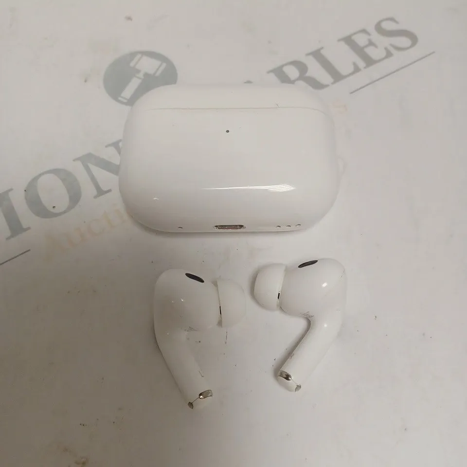 APPLE AIRPODS IN WHITE WITH CHARGING CASE 