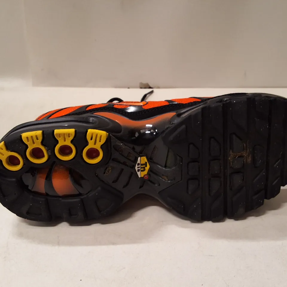 NIKE YOUTH RUNNING SHOES – UK 5.5 (US 6Y) ORANGE/BLACK