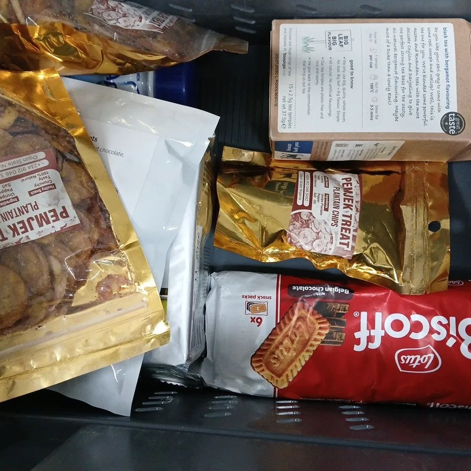 APPROXIMATELY 10 ASSORTED FOOD AND DRINK ITEMS TO INCLUDE TASSIMO, FRANCO'S MARGARITA SALT, ETC