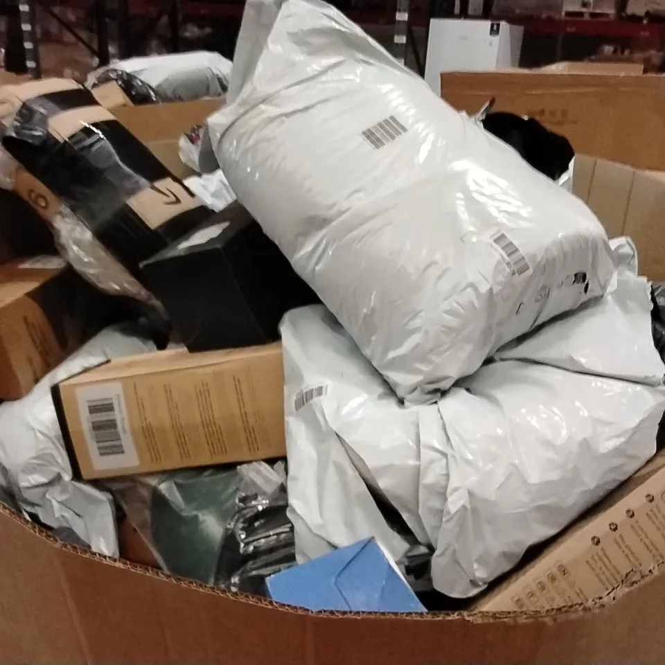 PALLET CONTAINING A LARGE QUANTITY OF PILLOWS