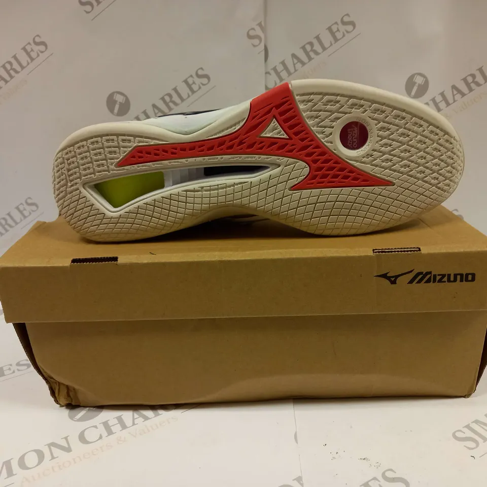 BOXED PAIR OF MIZUNO MIZ5299 WAVE STEALTH NEO WOMENS INDOOR TRAINERS UK SIZE 8 