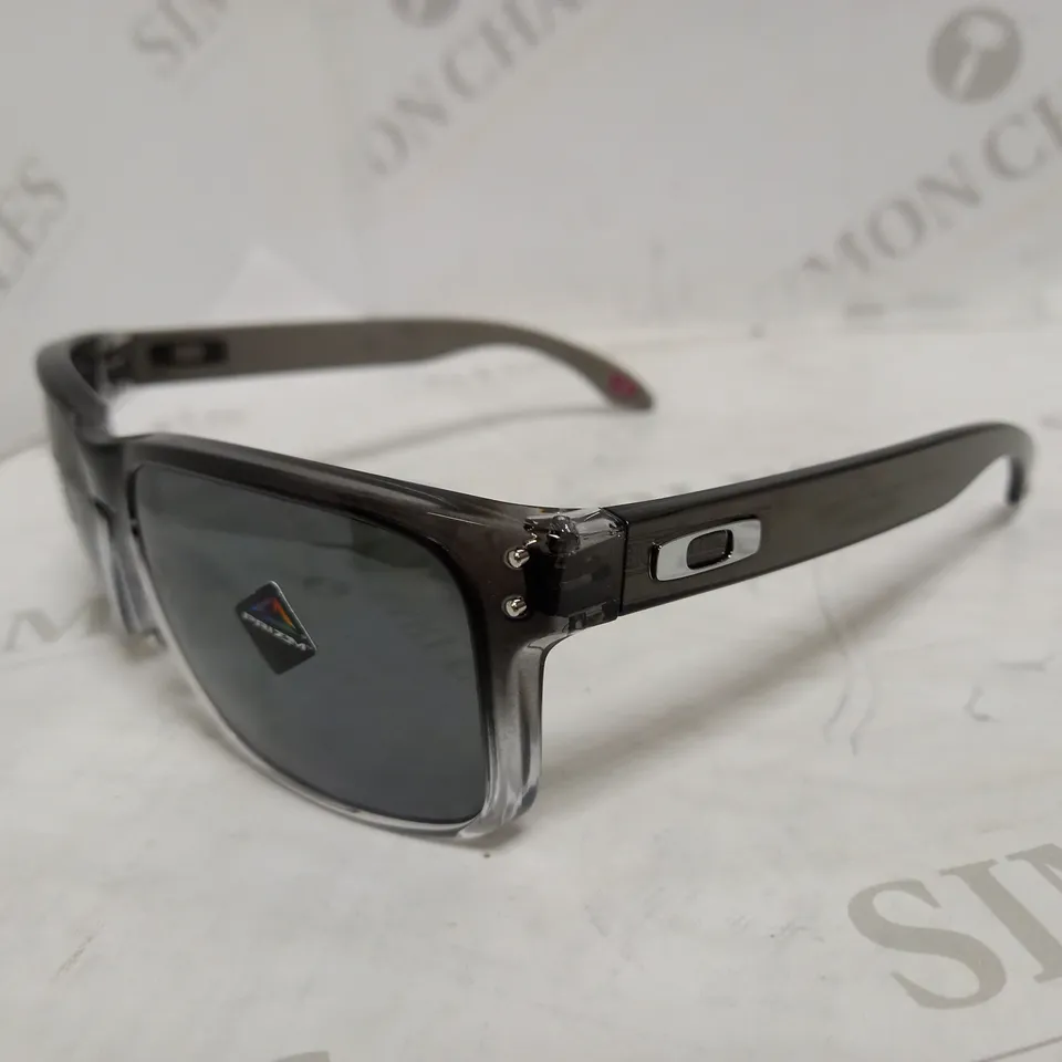 OAKLEY RECTANGULAR GREY FRAME SUNGLASSES RRP £171