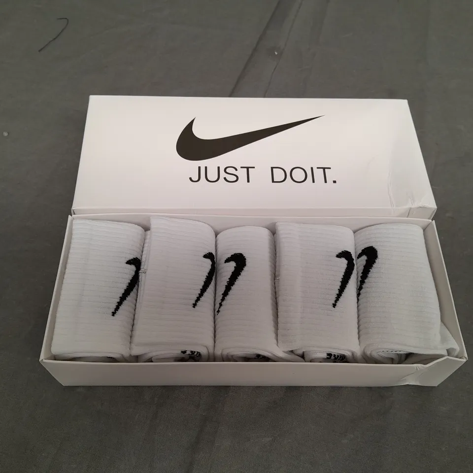 BOXED NIKE JUST DO IT WHITE SOCKS - SIZE UNSPECIFIED 