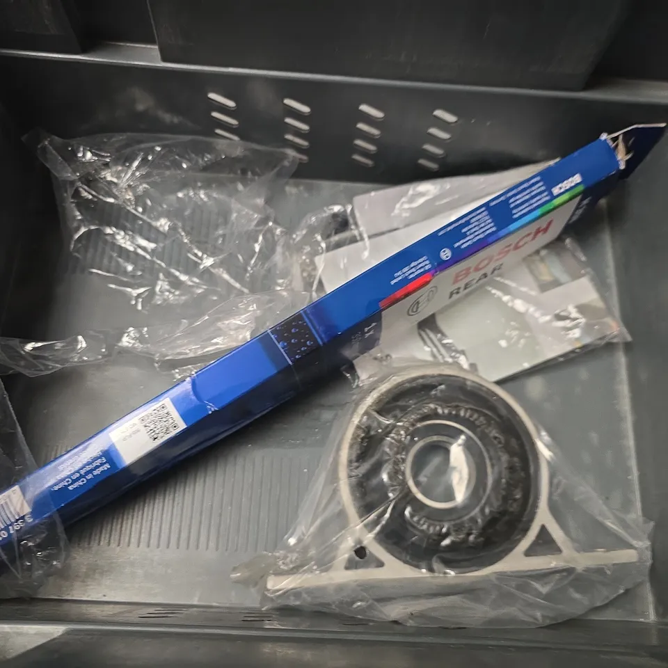APPROXIMATELY 5 ASSORTED ITEMS TO INCLUDE - CHAIN LOCK , POWERFIX ASSORTED WASHERS ETC