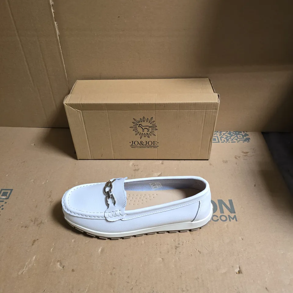 JO&JOE WHITE LEATHER LOAFERS WITH METAL BIT – UK 8