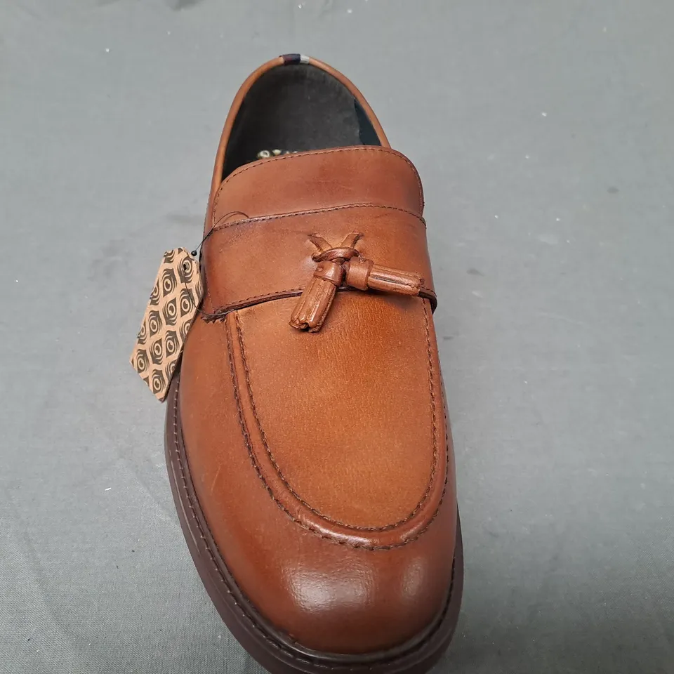 BOXED PAIR OF THOMAS CRICK CLAYTON LOAFERS IN TAN UK SIZE 11