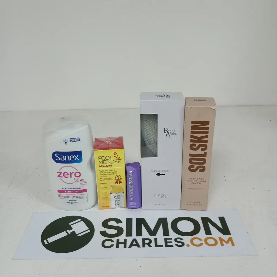 APPROXIMATEY 20 ASSORTED HEALTH AND BEAUTY PRODUCTS TO INCLUDE - SANEX ZERO BODY WASH - SOLSKIN VERY DARK SELF TANNING MOUSSE AND A BEAUTY WORKS PADDLE BRUSH