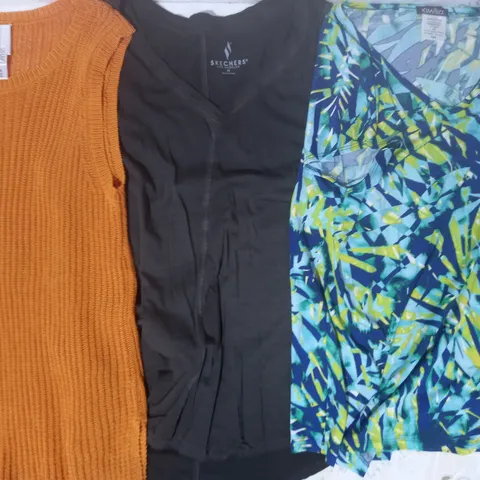 BOX OF APPROXIMATELY 15 ASSORTED CLOTHING AND FASHION ITEMS IN VARIOUS STYLES AND SIZES TO INCLUDE KIM & CO, SKECHERS, WYNNE LAYERS, ETC
