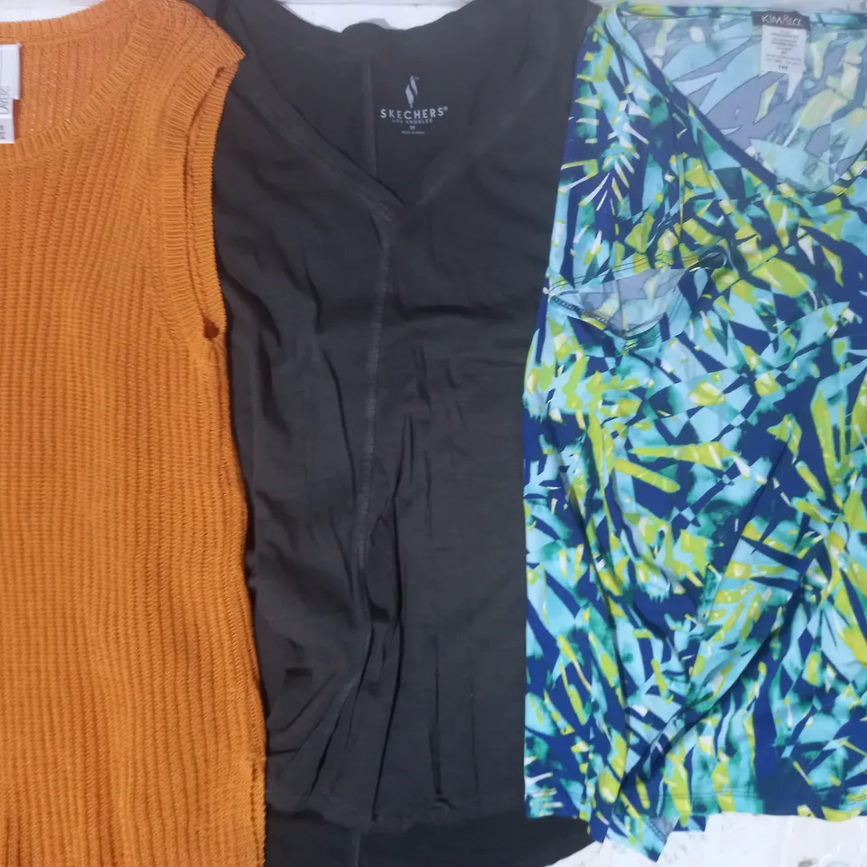 BOX OF APPROXIMATELY 15 ASSORTED CLOTHING AND FASHION ITEMS IN VARIOUS STYLES AND SIZES TO INCLUDE KIM & CO, SKECHERS, WYNNE LAYERS, ETC