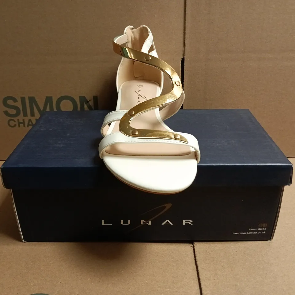 BOXED PAIR OF LUNAR GIRONA OPEN TOE LOW HEEL SANDALS IN WHITE SIZE EU 39
