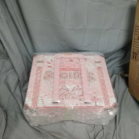 DECORATIVE PINK STORAGE BOX WITH VINTAGE LETTERING (BOXED, WRAPPED)