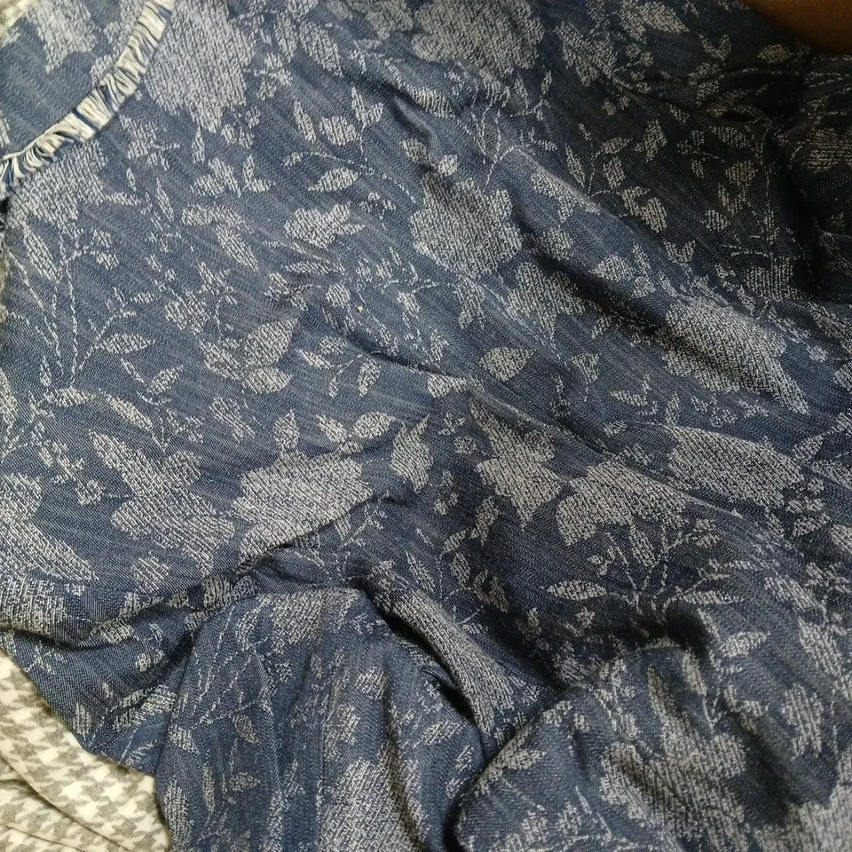 BOX OF APPROXIMATELY 20 ASSORTED CLOTHING ITEMS IN VARIOUS STYLES, SIZES, AND COLOURS - COLLECTION