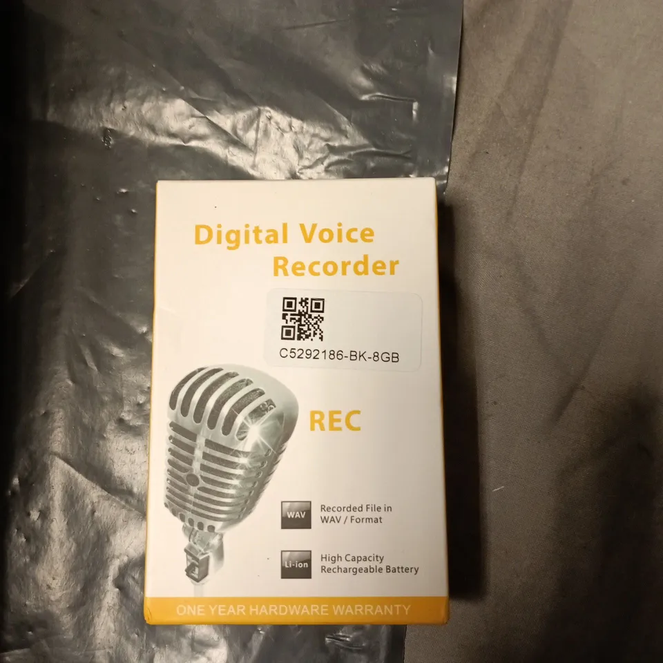 BOX OF APPROXIMATELY 15 ASSORTED ELECTRONIC ITEMS TO INCLUDE: WIRELESS MOUSE AND VOICE RECORDER