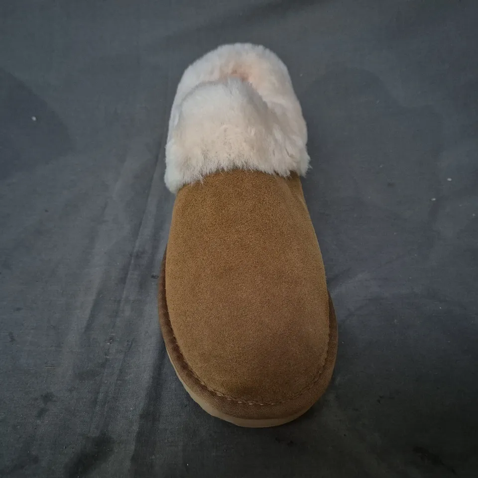 BOXED PAIR OF AUS WOOLI SLIPPERS IN CHESTNUT UK SIZE 8