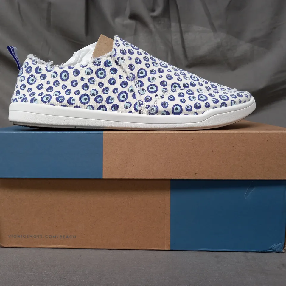 BOXED PAIR OF VIONIC BEACH MALIBU SHOES IN MARSHMALLOW SIZE 6.5
