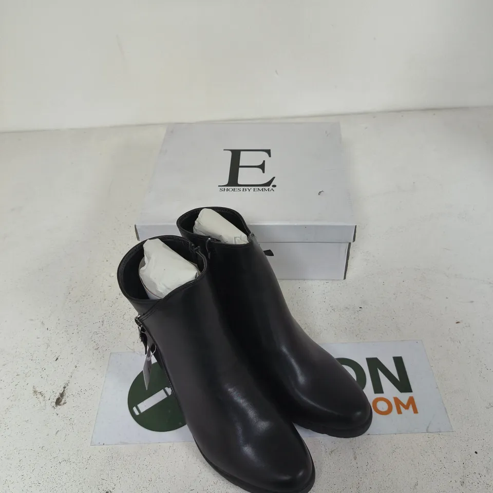 E. SHOES BY EMMA AMY ANKLE BOOTS – BLACK PU, UK 8