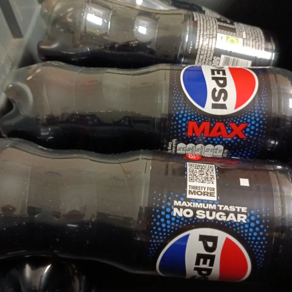 APPROXIMATELY 10 ASSORTED FOOD AND DRINK ITEMS TO INCLUDE THE FAST 800 DARK CHOCOLATE PROTEIN BARS, AND PEPSI MAX