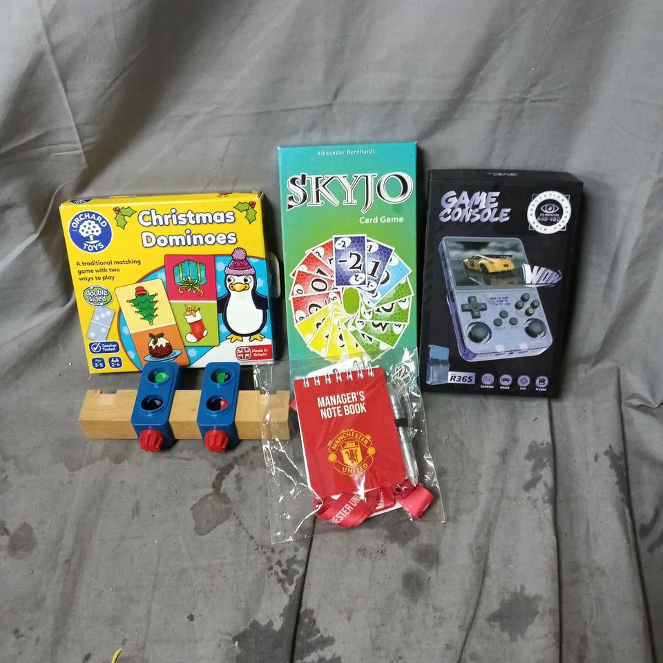 APPROXIMATELY 12 ASSORTED ITEMS OF TOYS AND GAMES INCLUDIUNG GAME CONSOLE, SKYJO CARDS AND CHRISTMAS DOMINOES