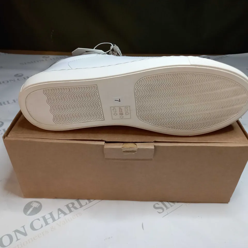 BOXED PAIR OF MAISON DE NIMES LEATHER ZIP SIDE TRAINERS IN WHITE - SIZE 7