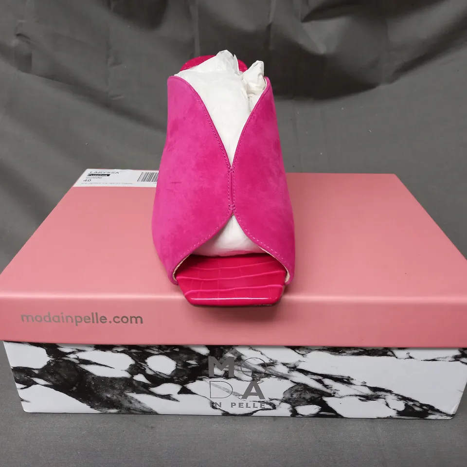 BOXED PAIR OF MODA IN PELLE LARYSSA MULES IN PINK SIZE 7