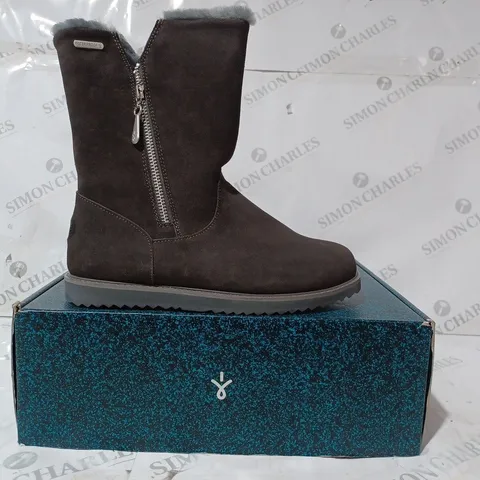 BOXED PAIR OF EMU AUSTRALIA GRAVELLY BOOTS IN CHARCOAL SIZE 6