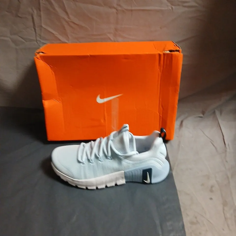 NIKE RUNNING SHOES – WHITE/LIGHT GREY (BOXED) - UK 6.5