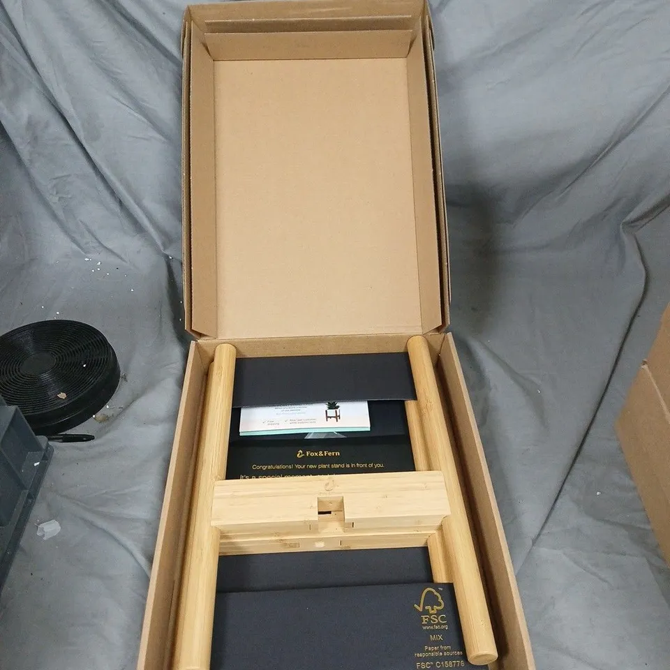 FOX & FERN PLANT STAND – (BOXED)