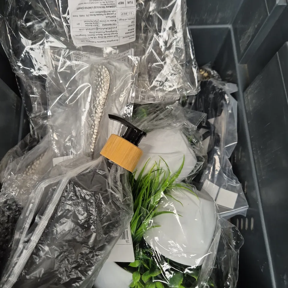 APPROXIMATELY 15 ASSORTED HOUSEHOLD ITEMS TO INCLUDE INCENSE STICKS, CORKSCREW, COASTERS ETC 