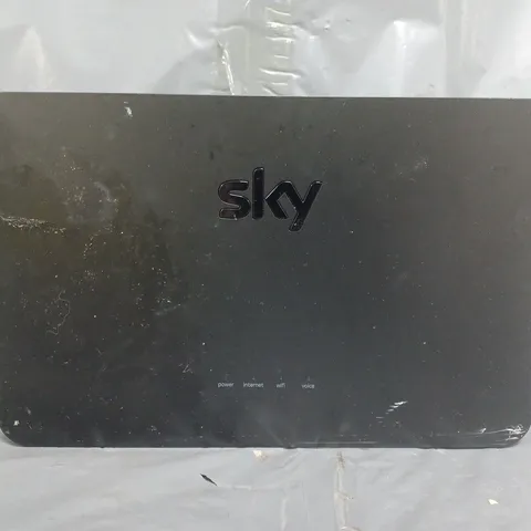 APPROXIMATELY 8 ASSORTED HOUSEHOLD ITEMS TO INCLUDE SKY WI-FI ROUTER, ETC