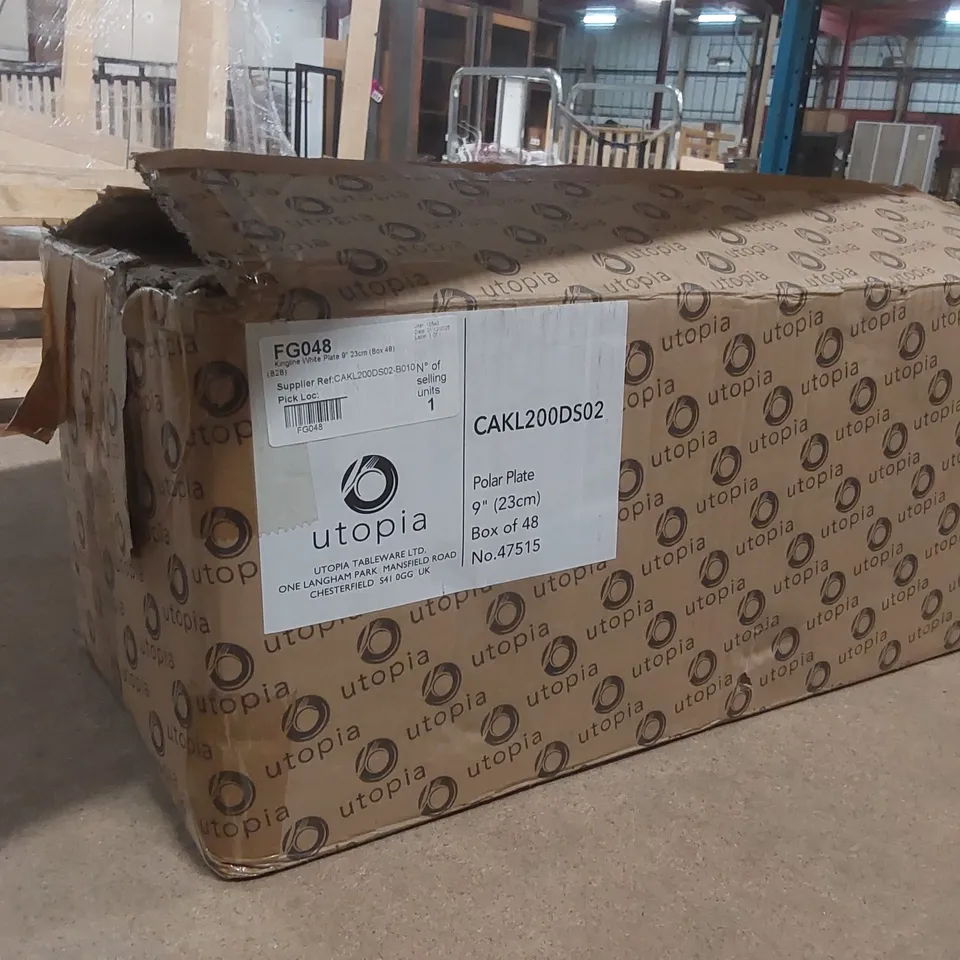 BOX CONTAINING APPROXIMATELY 40x BRAND NEW UTOPIA KINGLINE PLATES POLAR WHITE 230MM