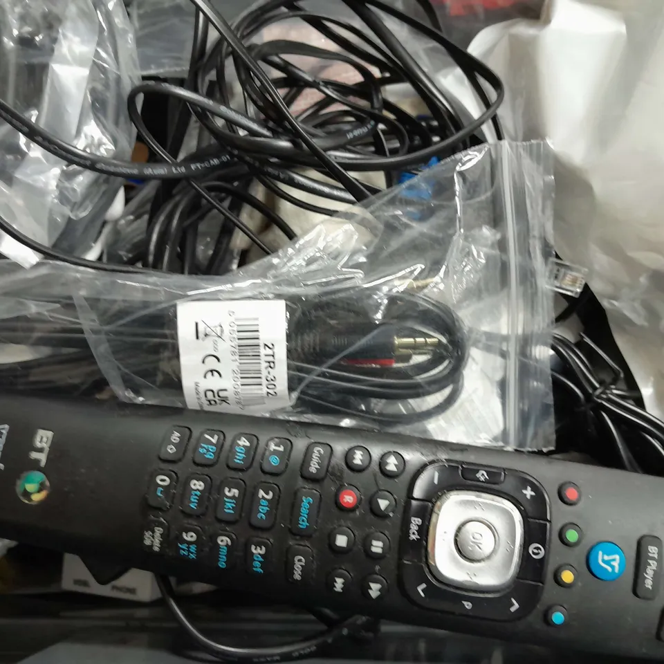 BOX OF APPROXIMATELY 14 ASSORTED ITEMS TO INCLUDE - SKY REMOTE , SAMSUNG REMOTE , LOGITECH REMOTE ETC