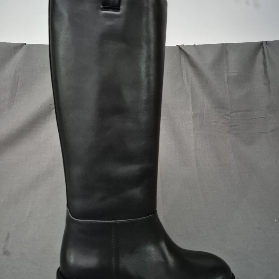 BOXED PAIR OF FLATTERED KNEE-HIGH BOOTS IN BLACK EU SIZE 38