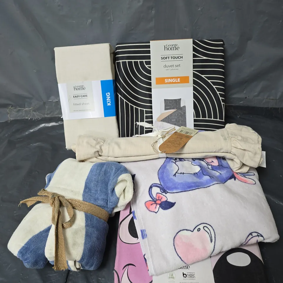 APPROXIMATELY 20 ASSORTED HOMEWARE ITEMS TO INCLUDE SOFT TOUCH SINGLE DUVET SET, EASY CARE FITTED SHEET KING, STACEY SOLOMON PLACEMATS, ETC