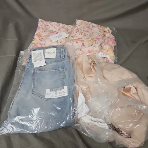 APPROXIMATELY 20 ASSORTED CLOTHING ITEMS IN VARIOUS STYLES AND SIZES 