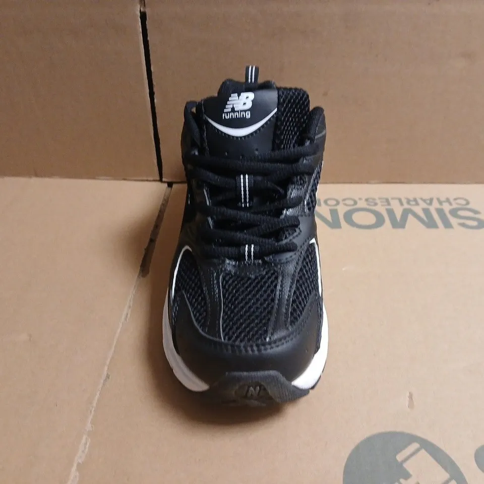 BOXED PAIR OF NEW BALANCE 530 TRAINERS IN BLACK/WHITE SIZE UK 6
